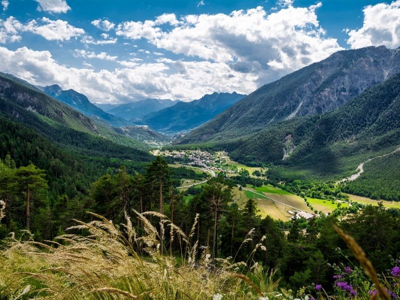 Photo d'un paysage montagneux en Drôme