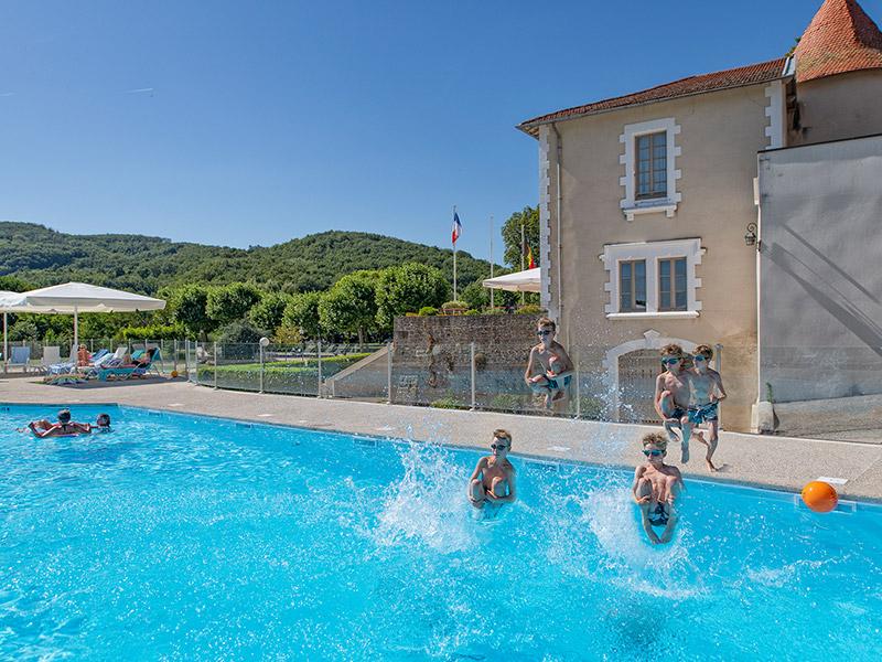 Enfants qui saute dans la piscine du Château de Collonges