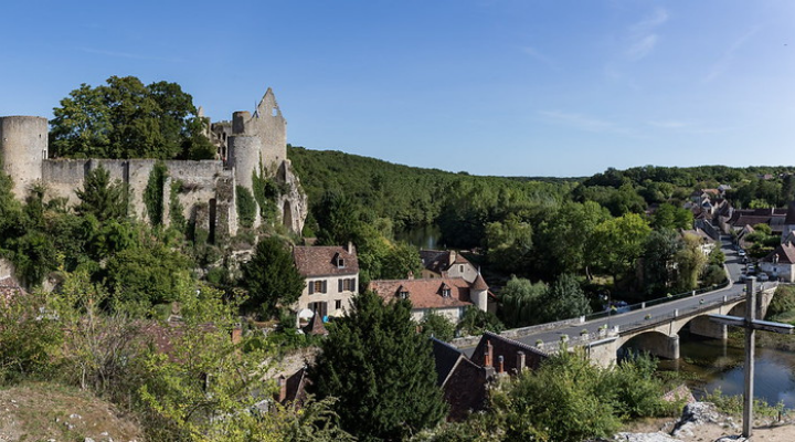 Château et le village de France de Angles-sur-Anglin