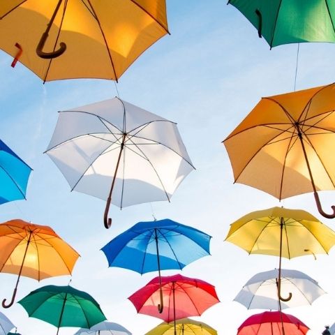 Photo de parapluies ouvert qui volent dans le ciel