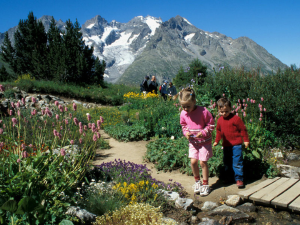 Enfant qui joue au parc des Ecrins