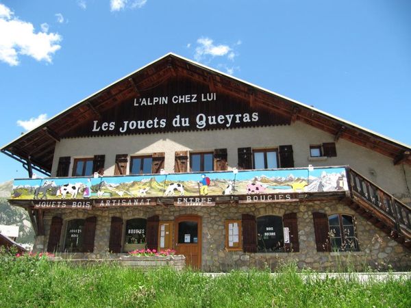Photo de la façade de "L'alpin chez lui" Les jouets du Queyras