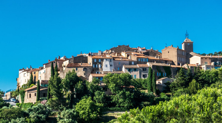 Vue du village de France de Ramatuelle sur son flanc de colline 