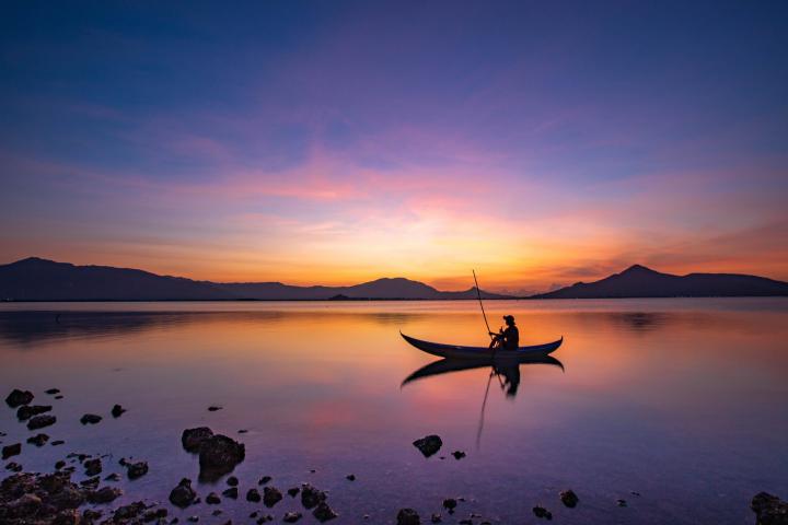 couché de soleil sur un lac et thérapie sur le voyage