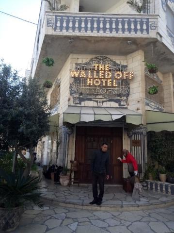 Photo de l'avant du "The Walled off Hotel"