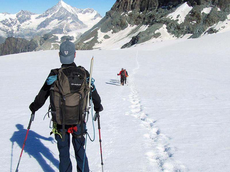 Personne qui marche dans la neige en raquette