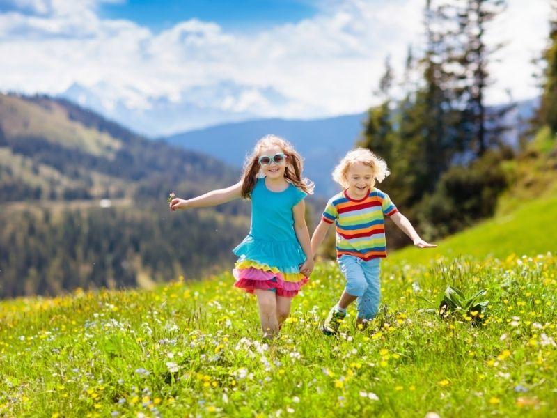 2 enfants qui courent dans la montagne