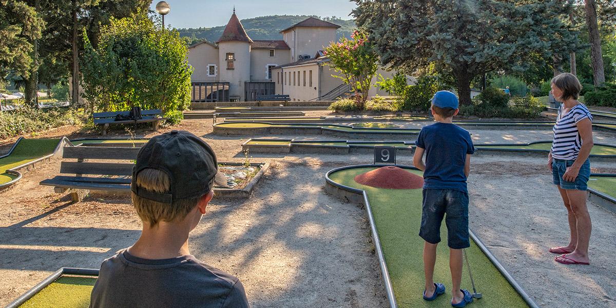 Jouer au mini golf au Château de Collonges