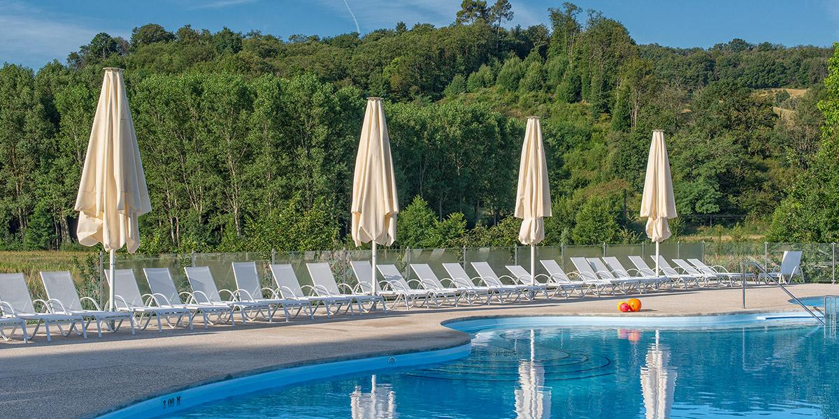 Piscine et transats du château de Collonges