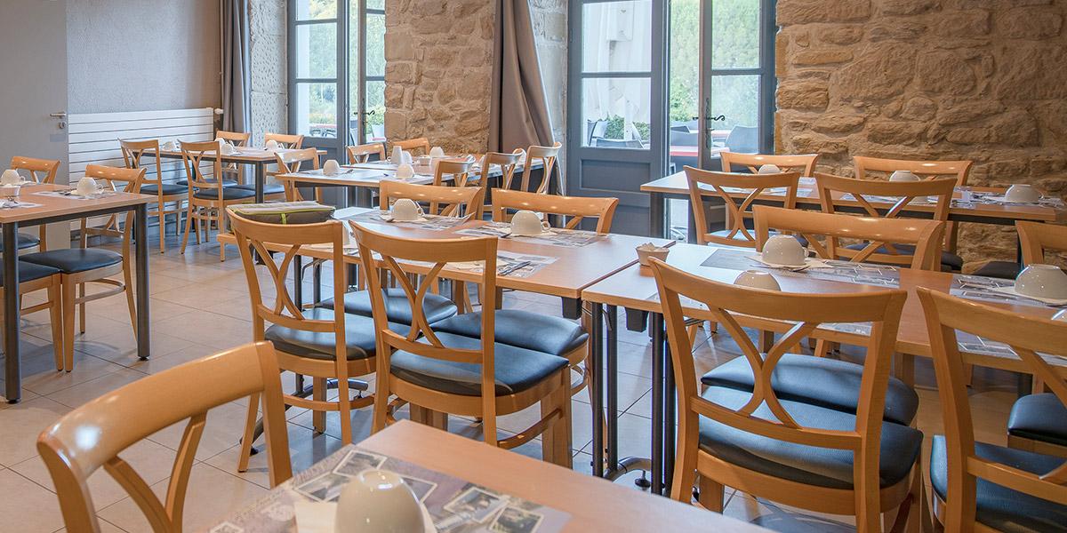 Photo des tables dans le restaurant du Château de Collonges