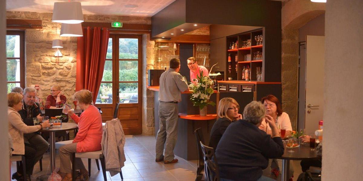 Le temps d'un repas au château de Collonges rempli